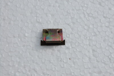 Klammer zur Befestigung der SSD-Filzschiene seitlich