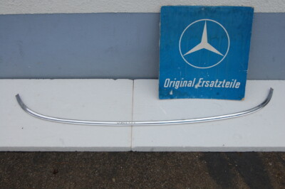 W123-Coupé Heckscheibenchrom Rahmen unten Art.Nr.1236710036 gebraucht