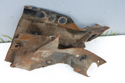 W123 Motorhaubenscharniertasche rechts, herausgetrenntes Originalteil gebraucht
